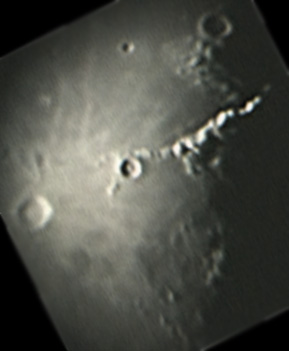 Кратеры Эратосфен (в центре), Коперник (слева) и горы Аппенины.
Сентябрь 2003 г.
