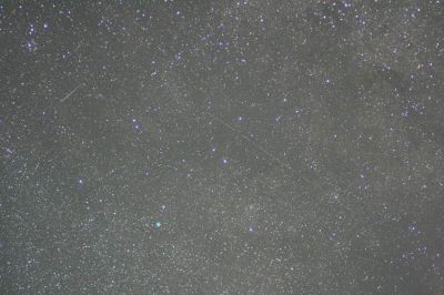 Облака Млечного пути
Видны метеоры и планетарная туманность "Гантель" (М 27, ниже и левее центра)

