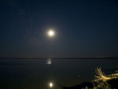 Полное лунное затмение 16 июня 2011 г.
За 15 минут до начала полного затмения.
