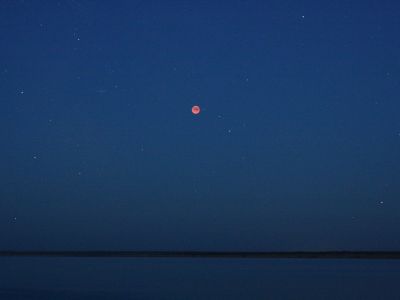 Полное лунное затмение 16 июня 2011 г.
Луна в полном затмении над озером. Наступает рассвет…
г. Яровое
